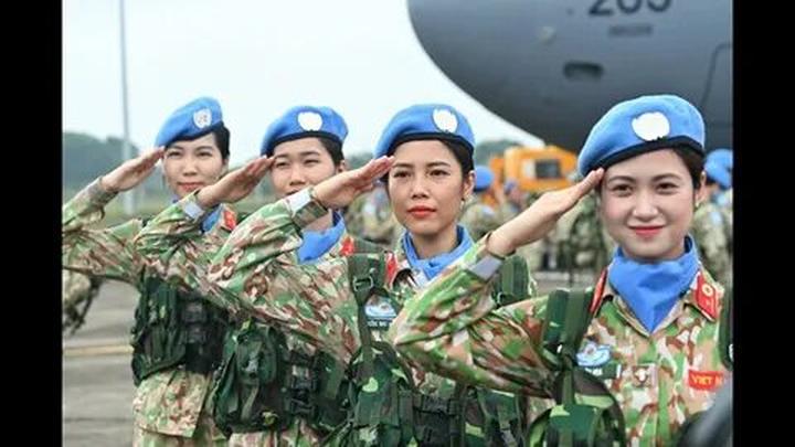 Hotspot Matrix và 5 kiểu áo blouse dễ “dừ” hơn 10 tuổi, nàng công sở nên né ngay